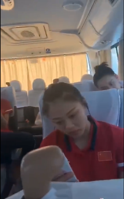 丁霞女排世界杯照片(光荣！中国女排参加国庆花车游行，郎平朱婷手持花束，合影祖国万岁)