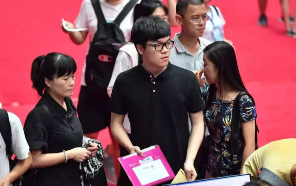 清华大学该有多“豪”？男大学生被吓到，直言：不愧是别人的学校