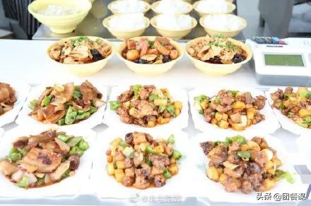 全网最帅厨师长、霸气菜、全鱼宴……高考“加油餐”实力爆表