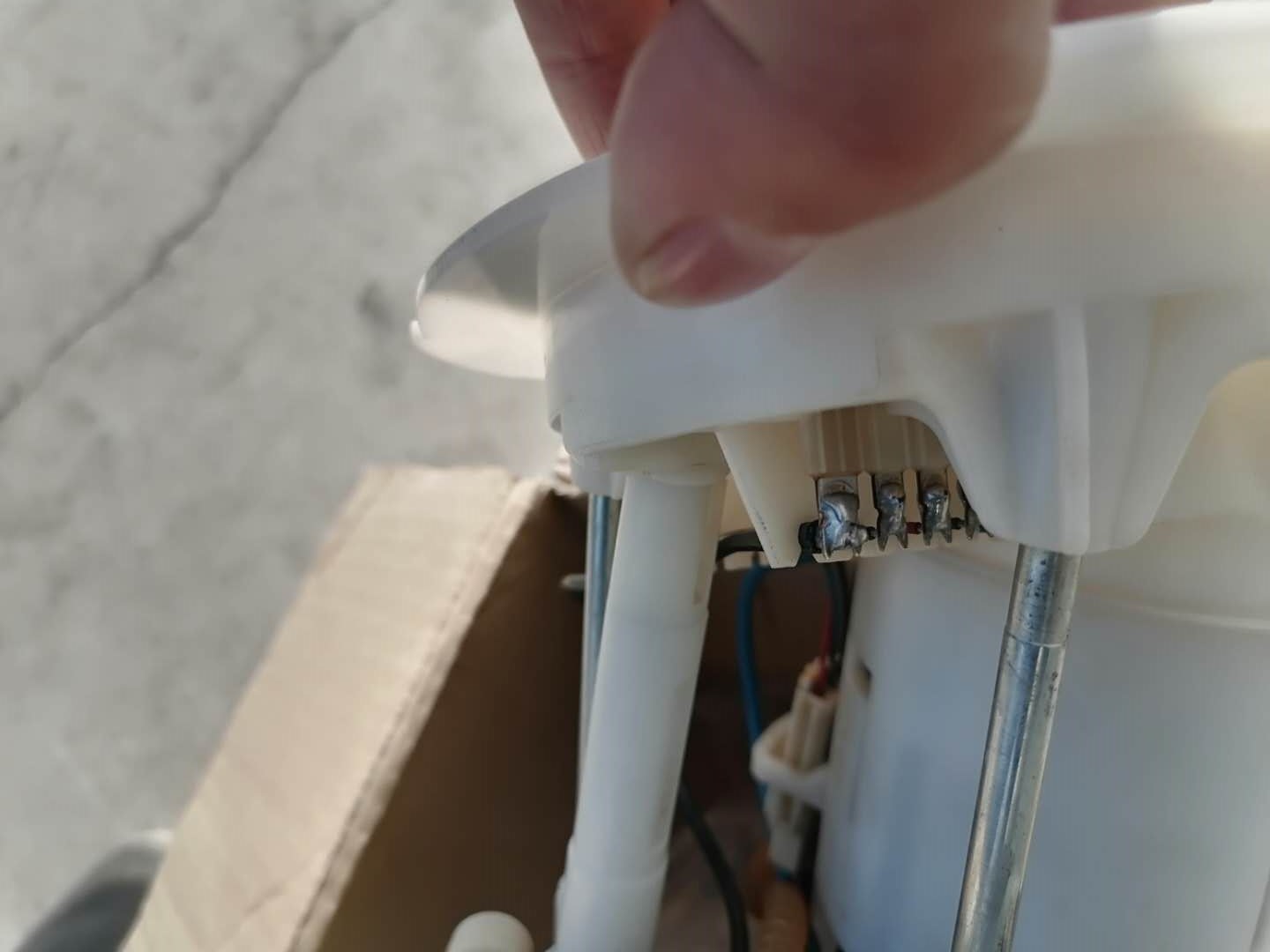 维修奥迪888发动机混合气过稀、油泵压力过低启动困难