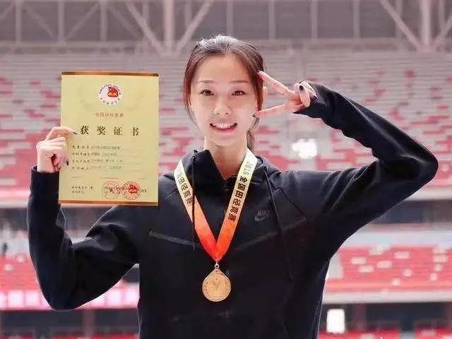 最出名的事件是与师兄张国伟的网络口舌大战.