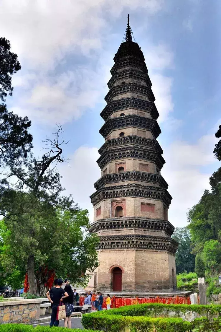 济南深山中的千年古刹灵岩寺，灵秀宝地，古迹荟萃