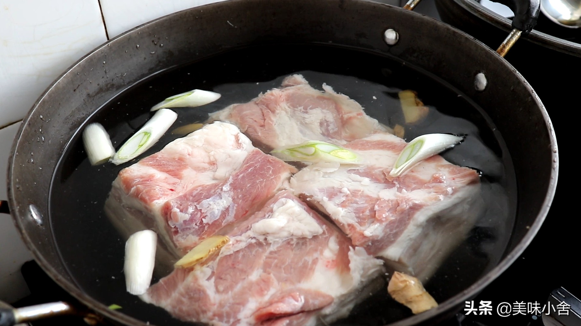 梅菜扣肉(过年了！教你做梅菜扣肉，肉香软烂，肥而不腻，学会年夜饭露一手)