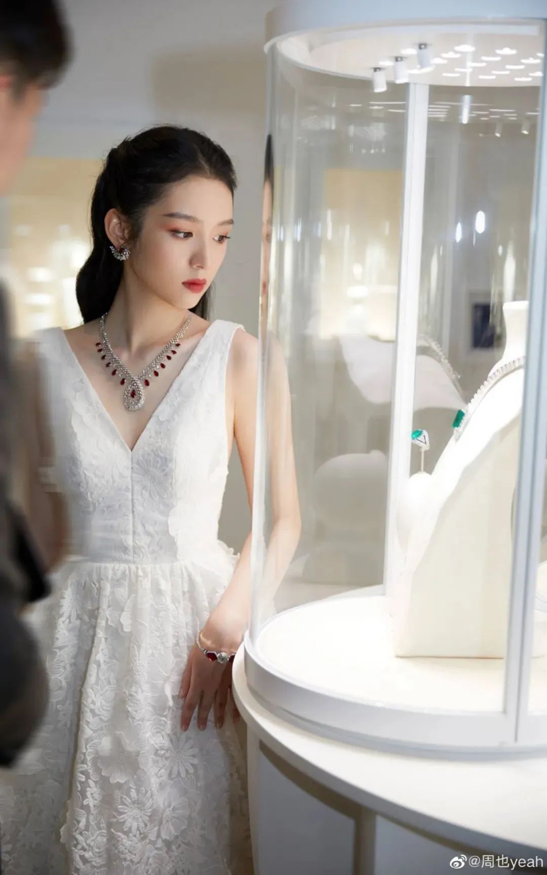 珠宝设计师辫子("北电校花"周也,生图也这么能打的秘诀到底是什么?