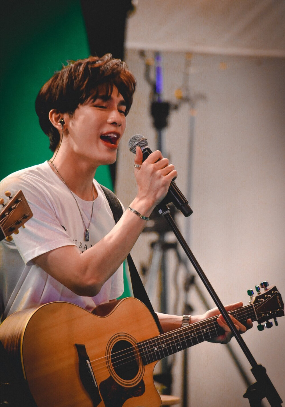 多图预警:他泰小可爱们弹吉他有多帅