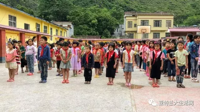 日暮苍山远，天寒白屋贫