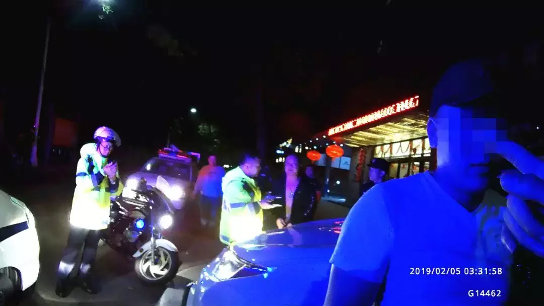 年轻小伙除夕夜聚完会，却被人暴打，一言不合送朋友去坐牢