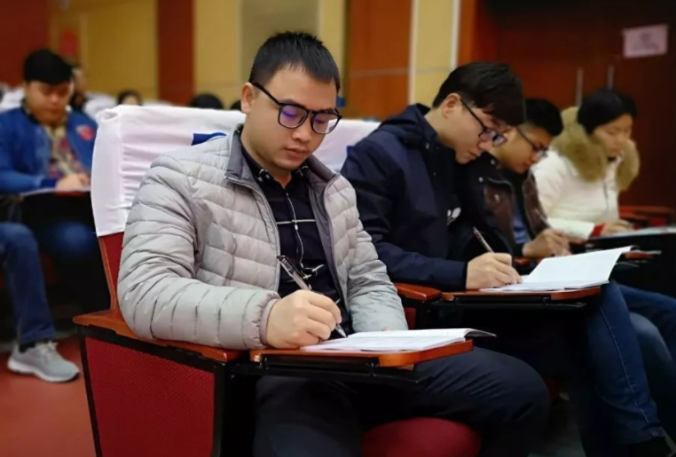 基层公务员晒出工资单，透露公务员真实待遇，和想象的不太一样