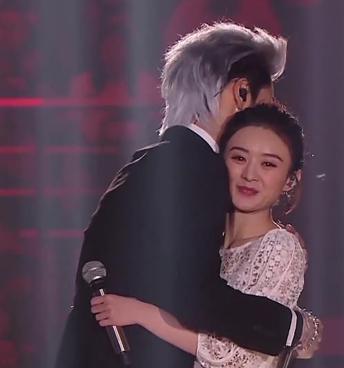 赵丽颖嫌弃吴亦凡？被搂住时满脸尴尬，原来早就看清他“真面目”