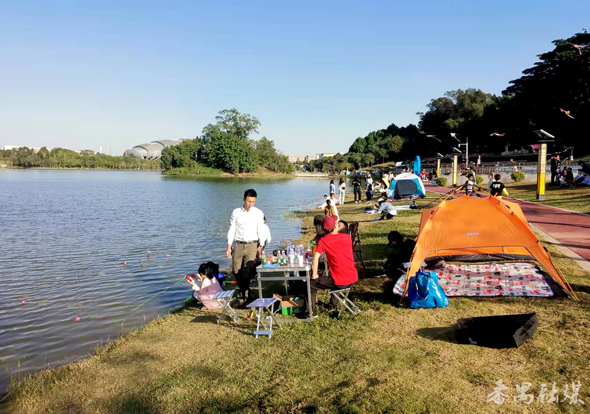 沐冬日暖阳 赏湖光山色 广州大学城中心湖公园成市民周末休闲打卡地