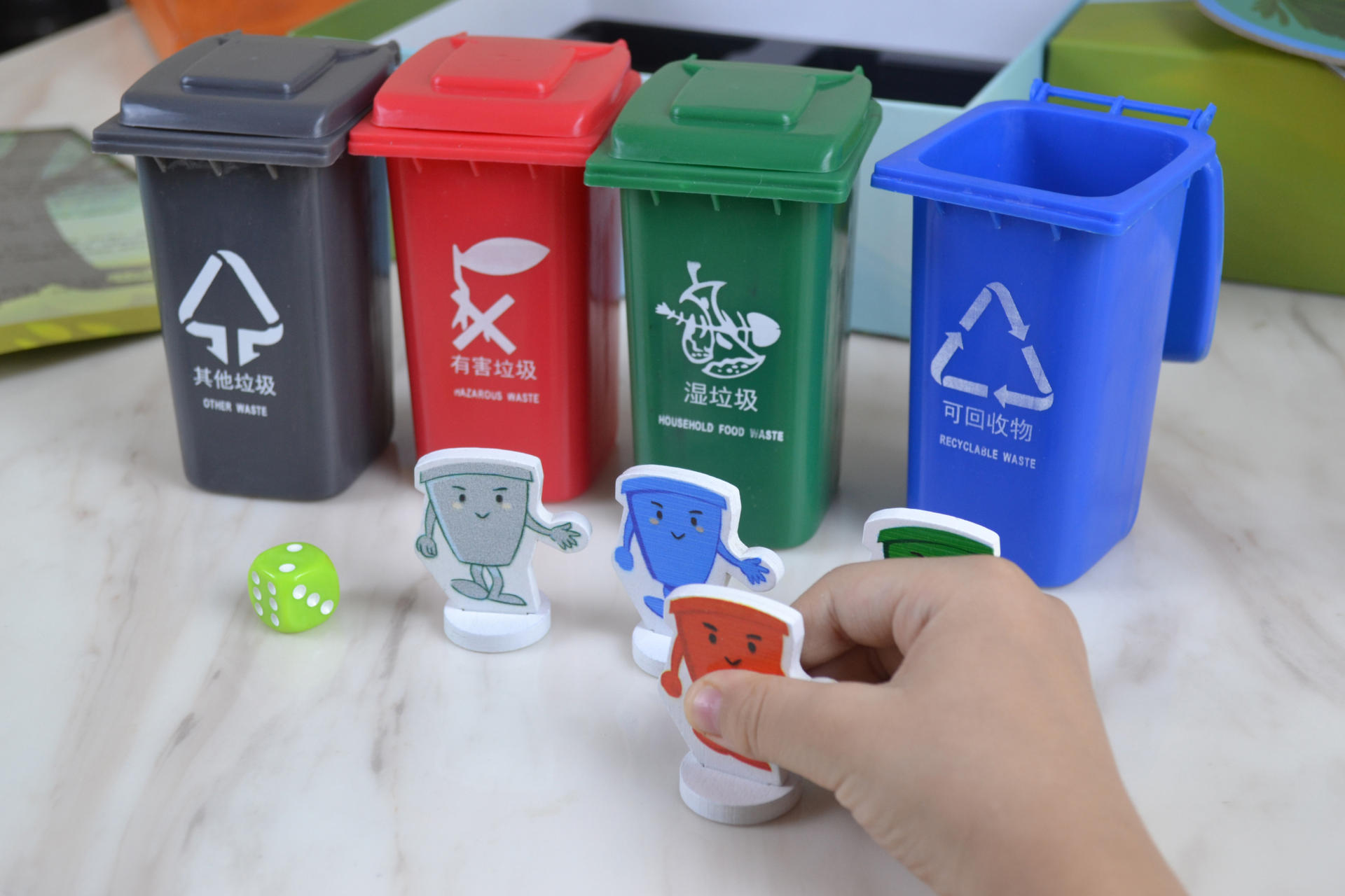 垃圾分类全家学，“棋乐融融”人人夸，来一局困惑的垃圾桶游戏吧