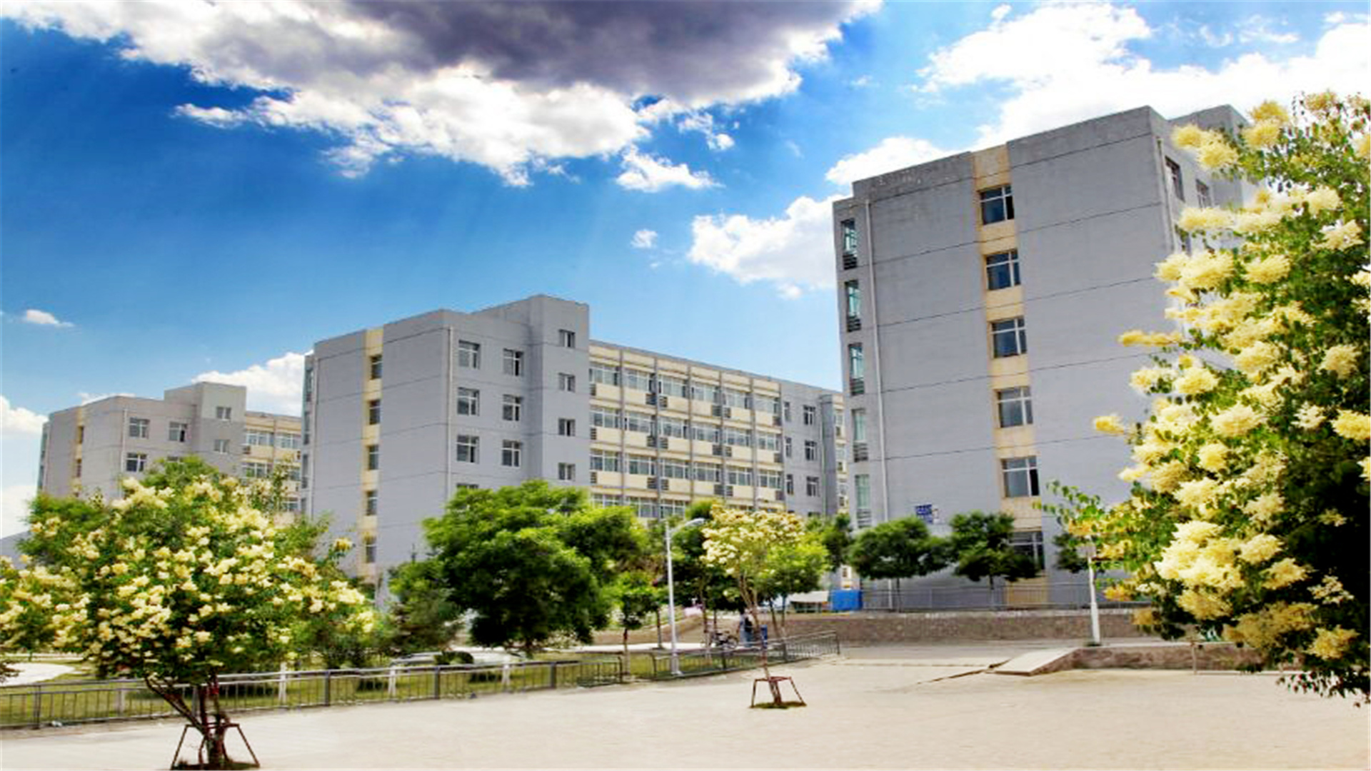 这2所“心酸”的211大学，评估表现不佳，还不如二本院校