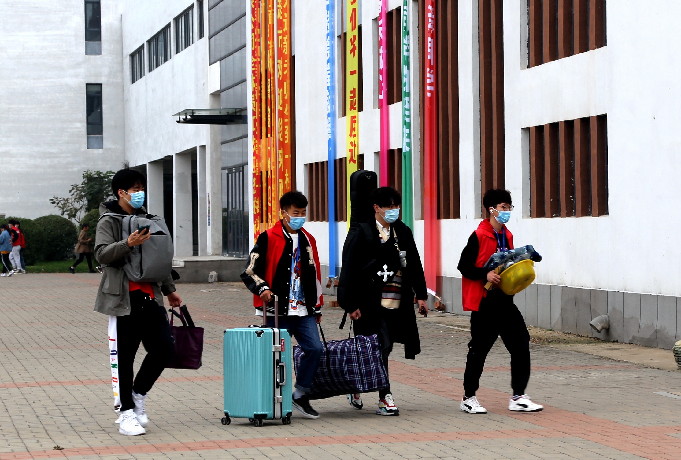 辽宁轨道交通职业学院：小红马甲志愿者们热情迎接新生