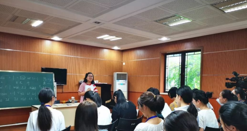 又是一年开学季，安徽财经大学迎新标语走红，每条都不让学生失望