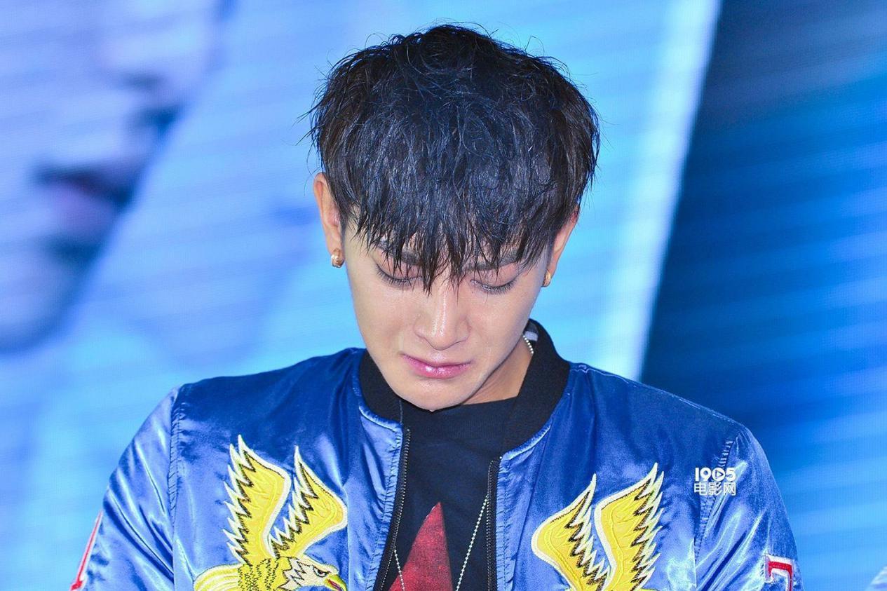 为了尽快出道,呈现完美的一面,黄子韬秉持着父亲从小到大天道酬勤的