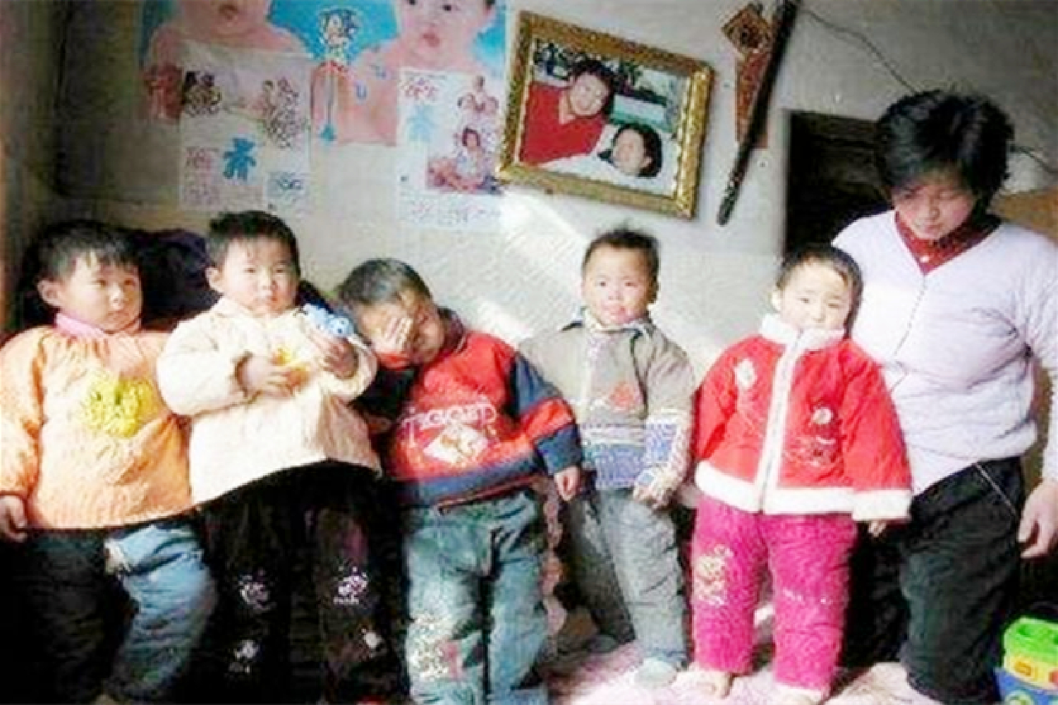 河南孕妇自然受孕生下四胞胎男孩，取名“梵荣昌晟”，养育压力大
