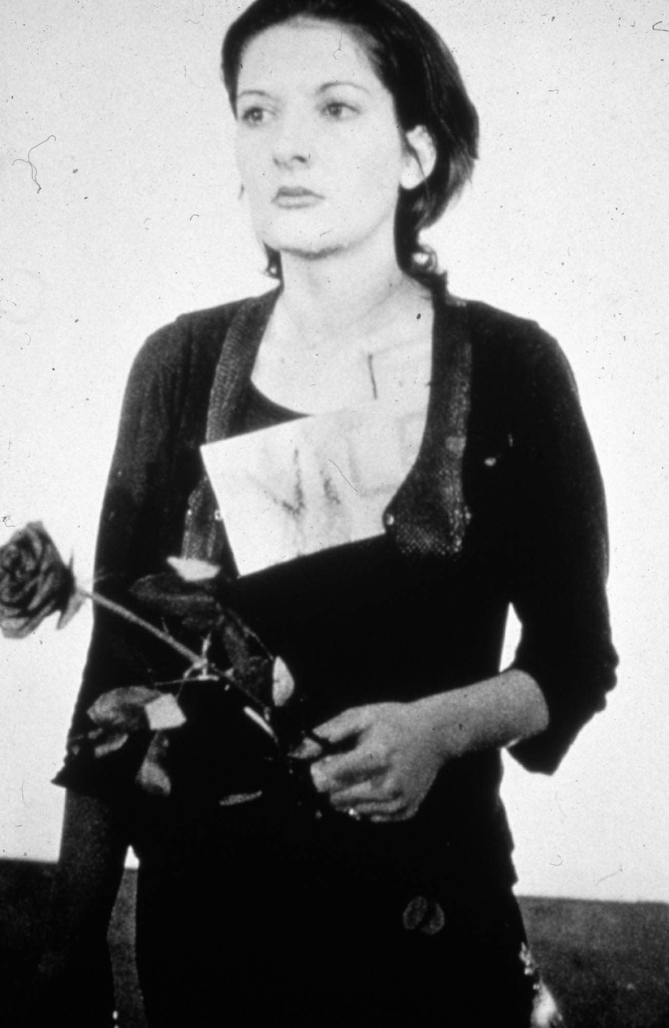 玛丽娜·阿布拉莫维奇,她被认为是:行为艺术之母,长期居无定所,在许多