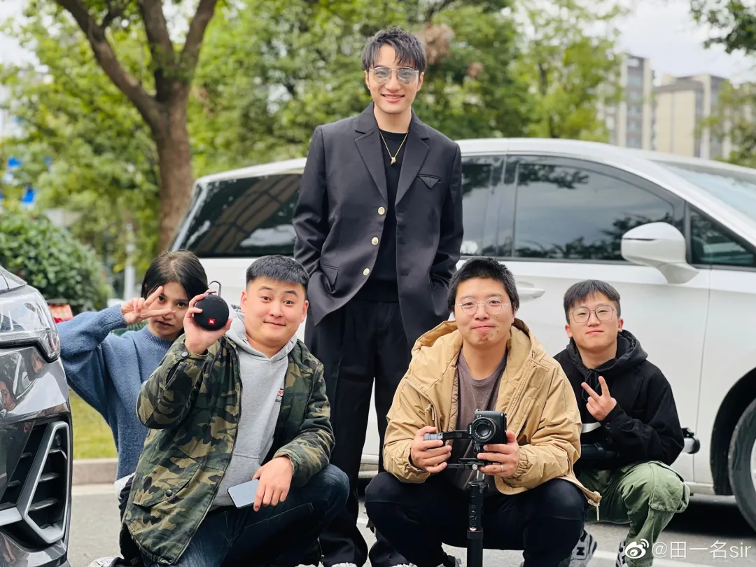 国内男网红靠魔性翻唱火到国外，老外也被洗脑，一边吐槽一边上头