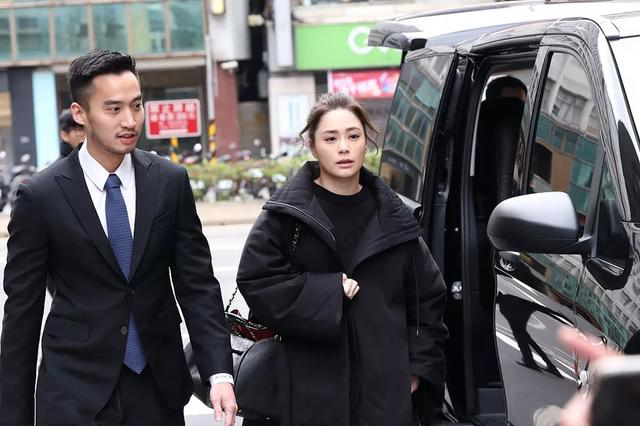 为帅气老公出面做宣传，穿黑棉服刻意低调，只是阿娇难掩疲惫面色