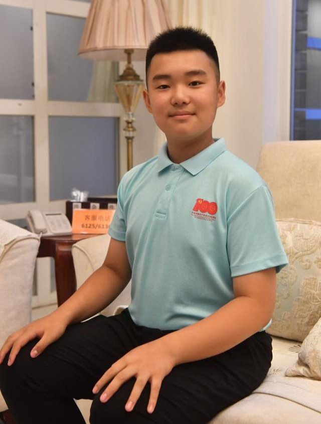 引领朗诵的4名青少年来自什么学校？中传、中财大，还有两所小学