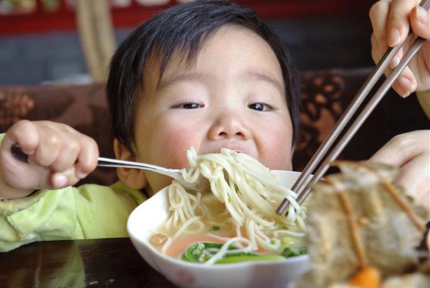 这种餐桌常见食物，比泡面还影响宝宝发育，儿科医生的忠告要牢记