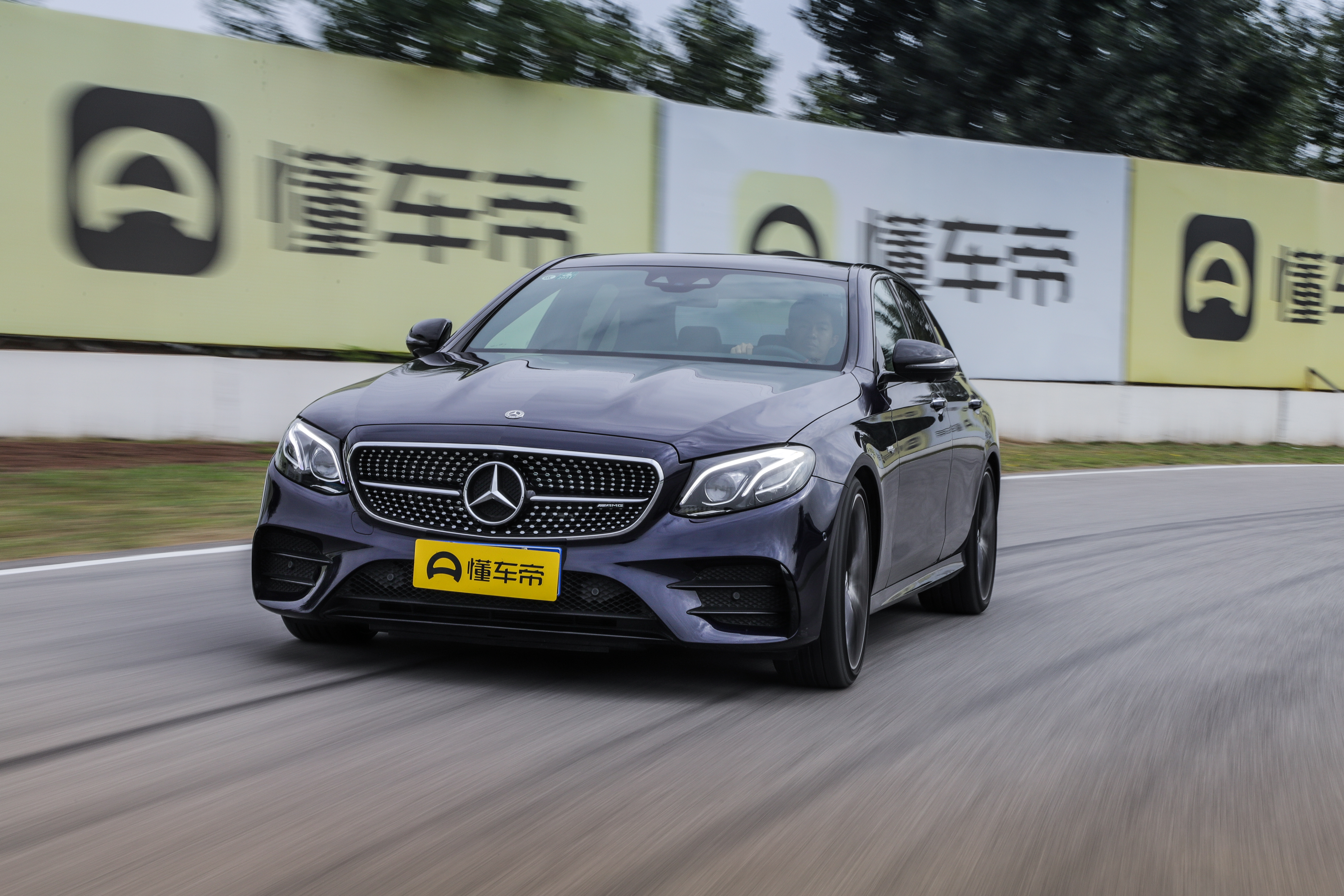 AMG E级双车评测：同门不同命，直6凭何挑战V8？