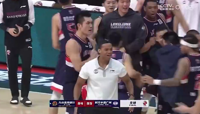 cba双标是哪个球员（裁判犯错，教练担责？CBA判罚双标太严重，郭士强，这次你真没错）