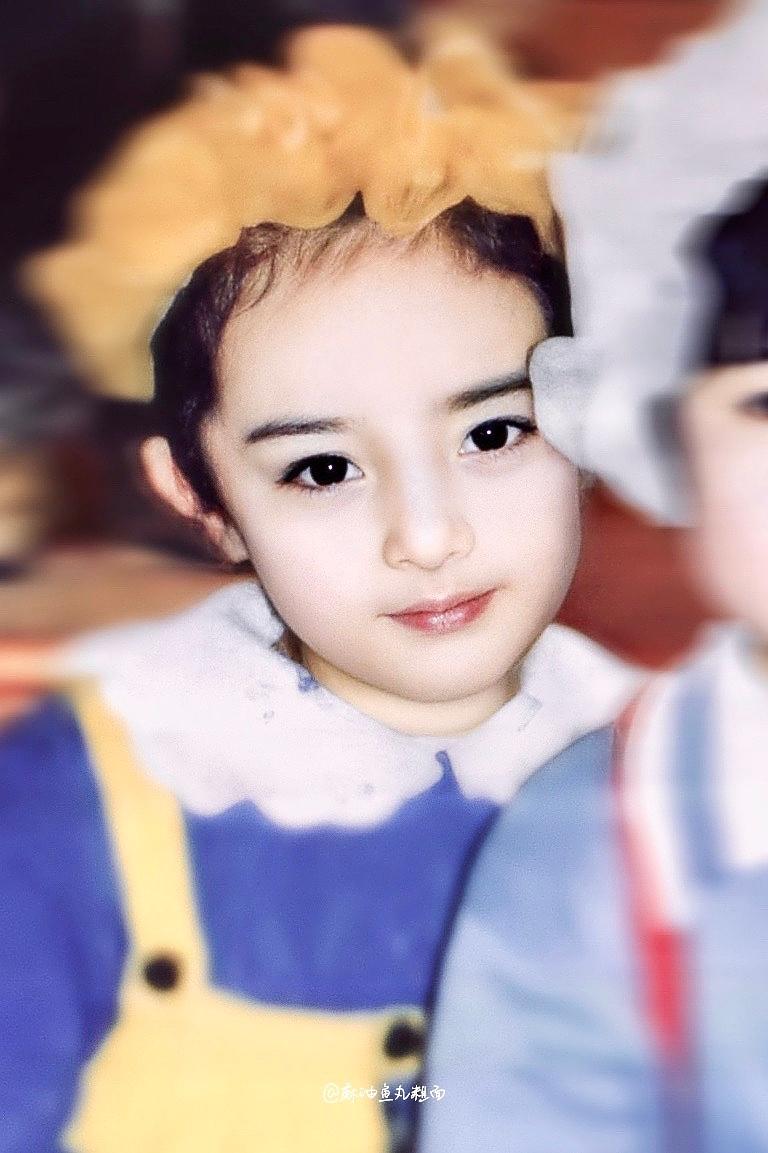 杨幂小时候的高清照,鼻梁优越眉眼是真绝,倒立洗头也太调皮了吧