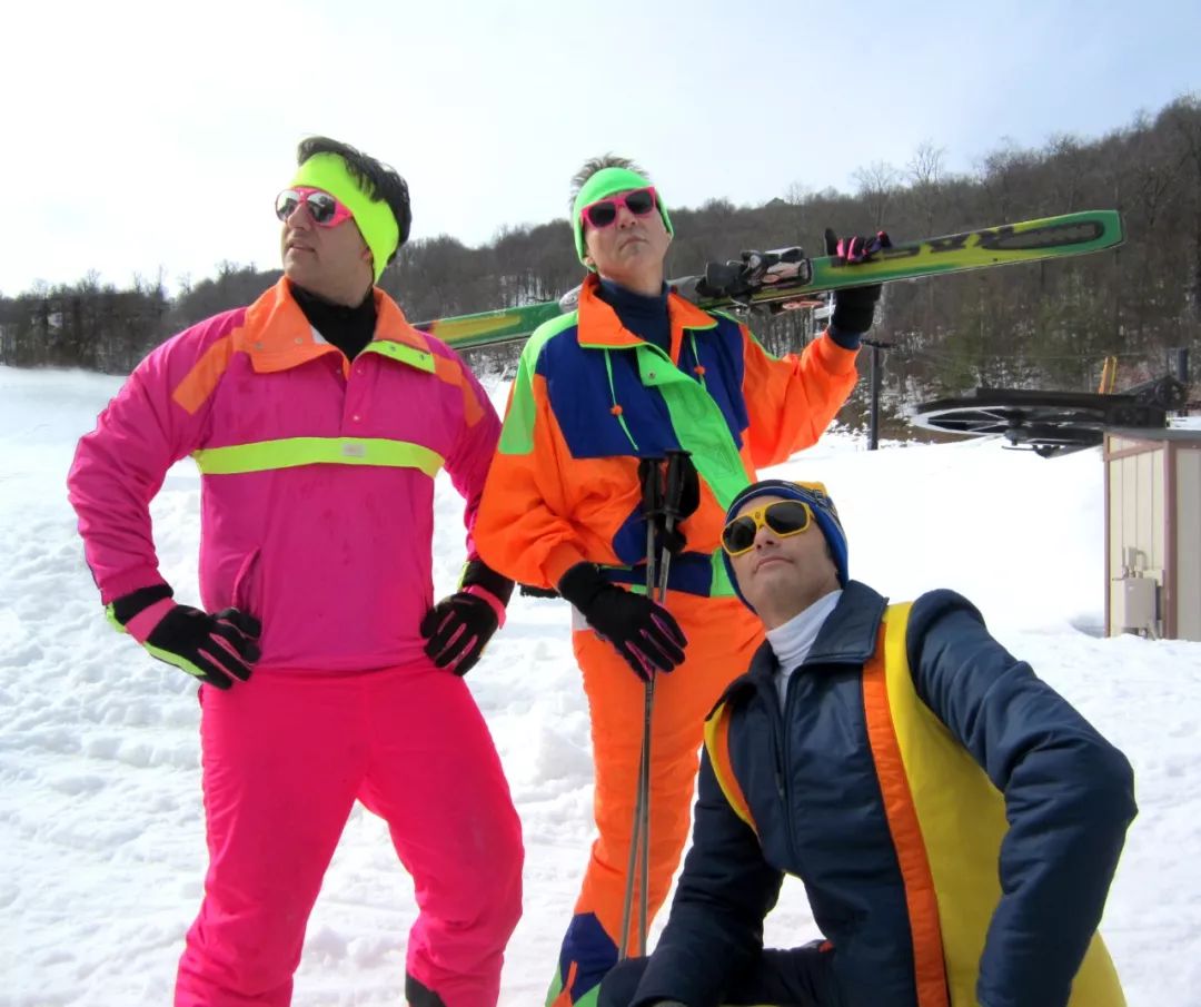 滑雪需要带什么呀（滑雪人必备！最全滑雪装备）