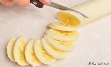 香蕉薄饼的做法大全家常做法（香甜可口香蕉薄饼制作方法）