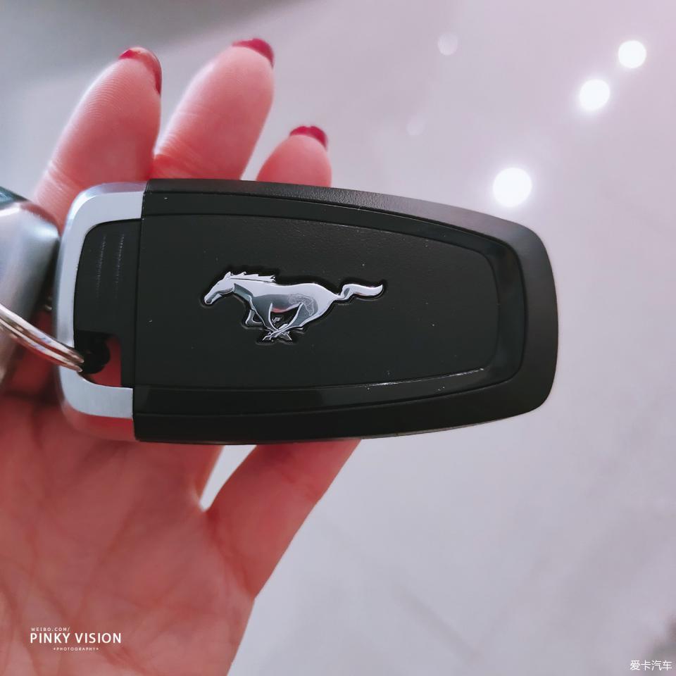 圆了跑车梦，女司机宝石红mustang提车+用车分享，优缺点都有