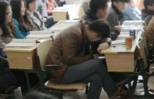 大学老师“花样点名”，为保证出勤率也是拼了！这回看谁还敢翘课
