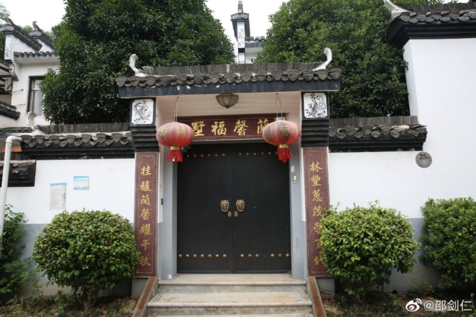 关 山丨绿树村边合，青山郭外斜