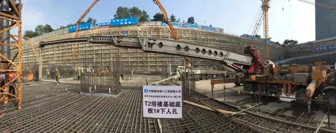 在30米深基坑搭建贝雷桥取土……这个超高层运用了太多神奇工法！