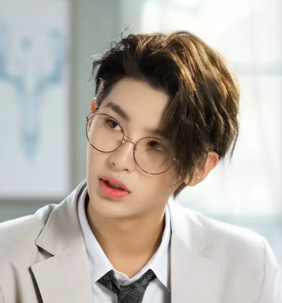 赖冠霖发长文怼黑粉，却被吐槽文化水平差，曾读到初中就出道