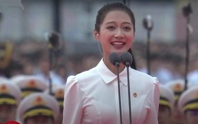 这位美女学霸“火了”，是4名领诵员之一，中国传媒大学校花