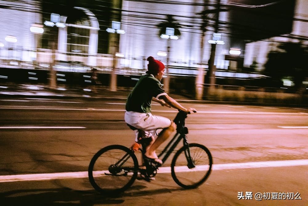 深夜失眠伤感的句子 | 埋在心底的孤独，全都在深夜爆发