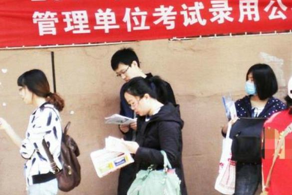 高校男生参与乃万事件，却因发表不当言论遭开除，网友：干得漂亮