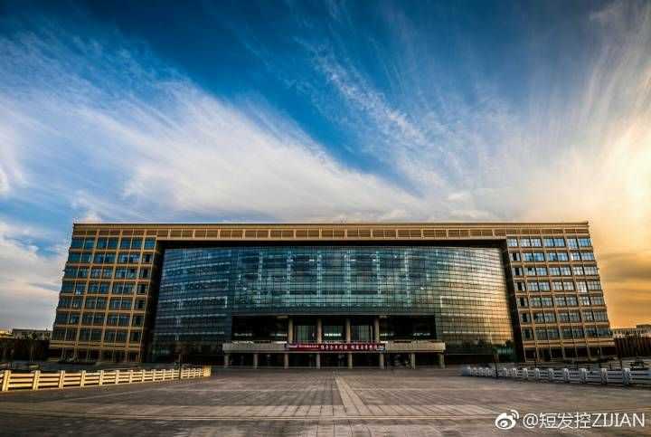 理工大学图书馆是科大图书馆的下沉版本,主体不再飘着了,和地面结合了