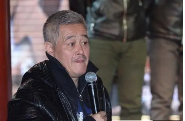 抛弃糟糠妻，娶小19岁娇妻，开豪车打人，“长贵”王小宝飘了？