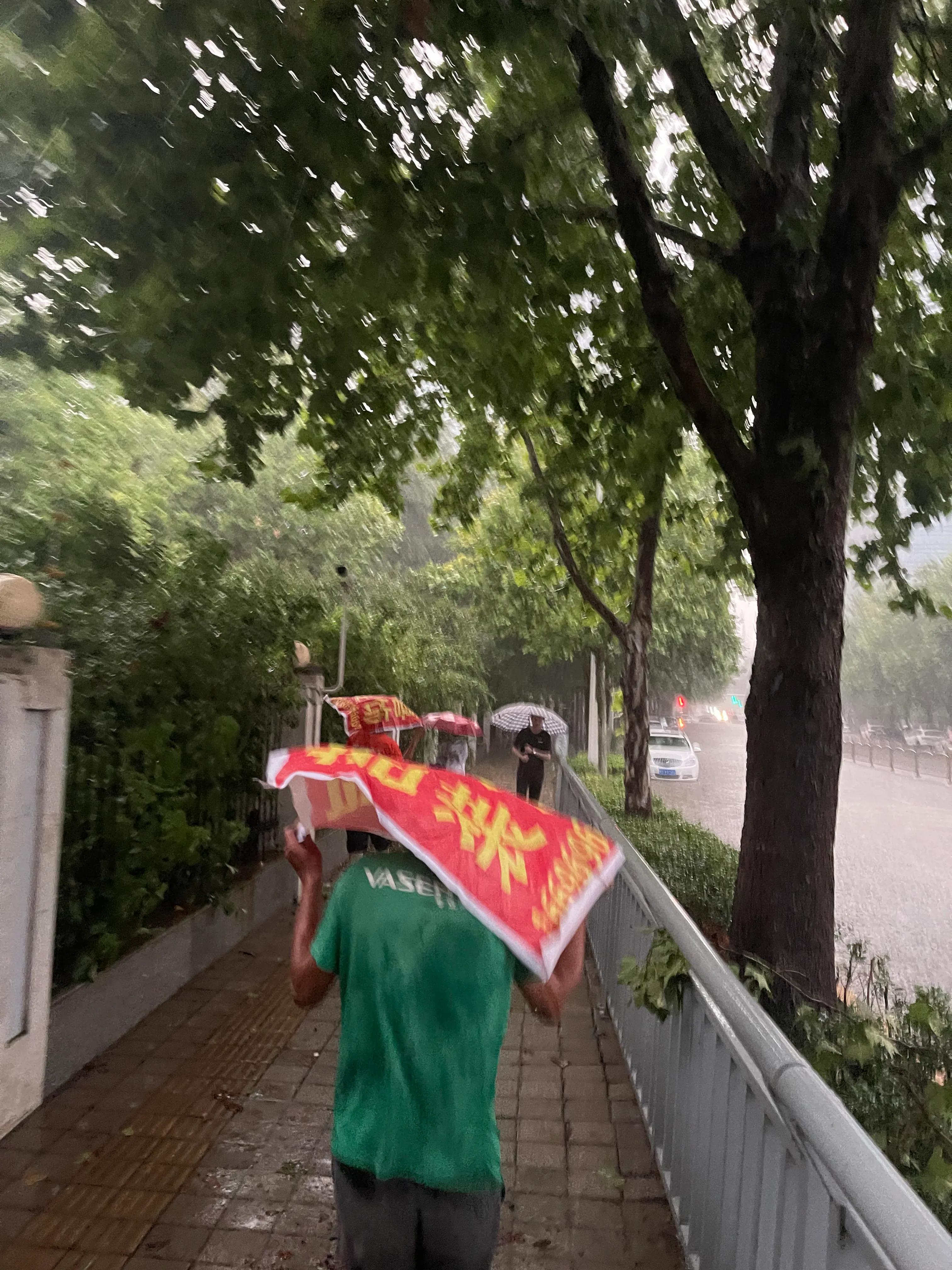 郑州下雨街拍