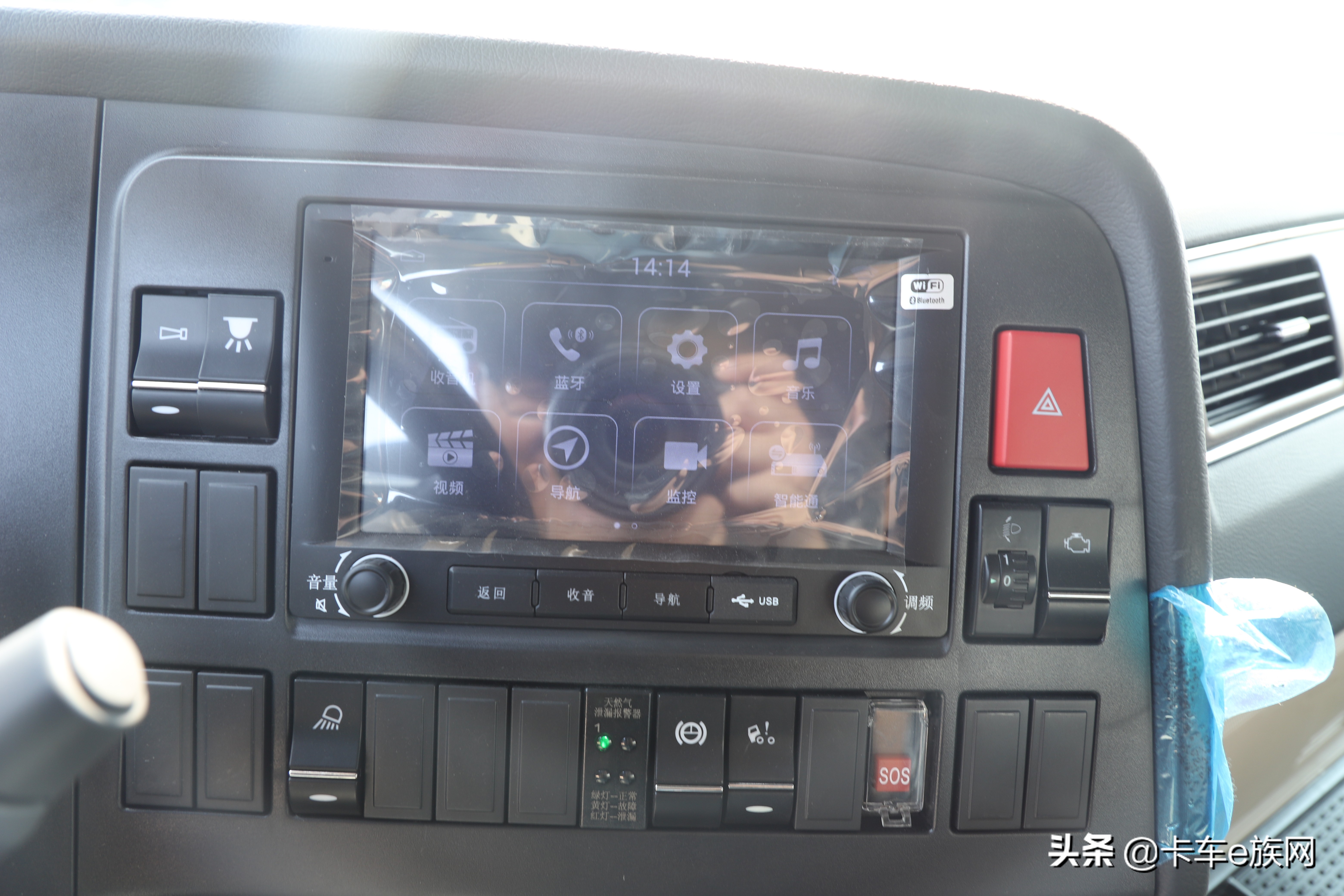 国六牵引车一样不烧尿素,中国重汽豪瀚LNG 6×4牵引车深度评测