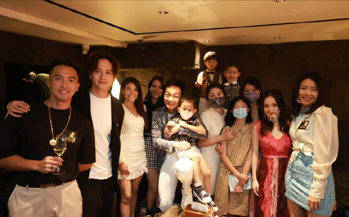 前tvb爱国艺术家梁伟辉手表店开业 朋友吴卓辉似乎否认爱上了女歌手 Me前沿