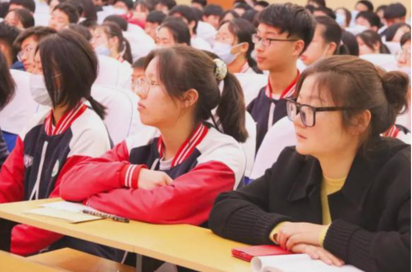 707分的状元拒绝补习班，终圆梦清华，她说：这样复习最高效