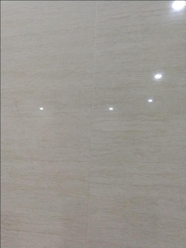 见到贴砖师傅客厅墙砖这样贴，给他500一天不为过