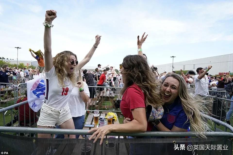 英格兰球迷泼啤酒世界杯(英格兰赢球了！来看看英国人那些画风清奇的庆祝方式（图）)