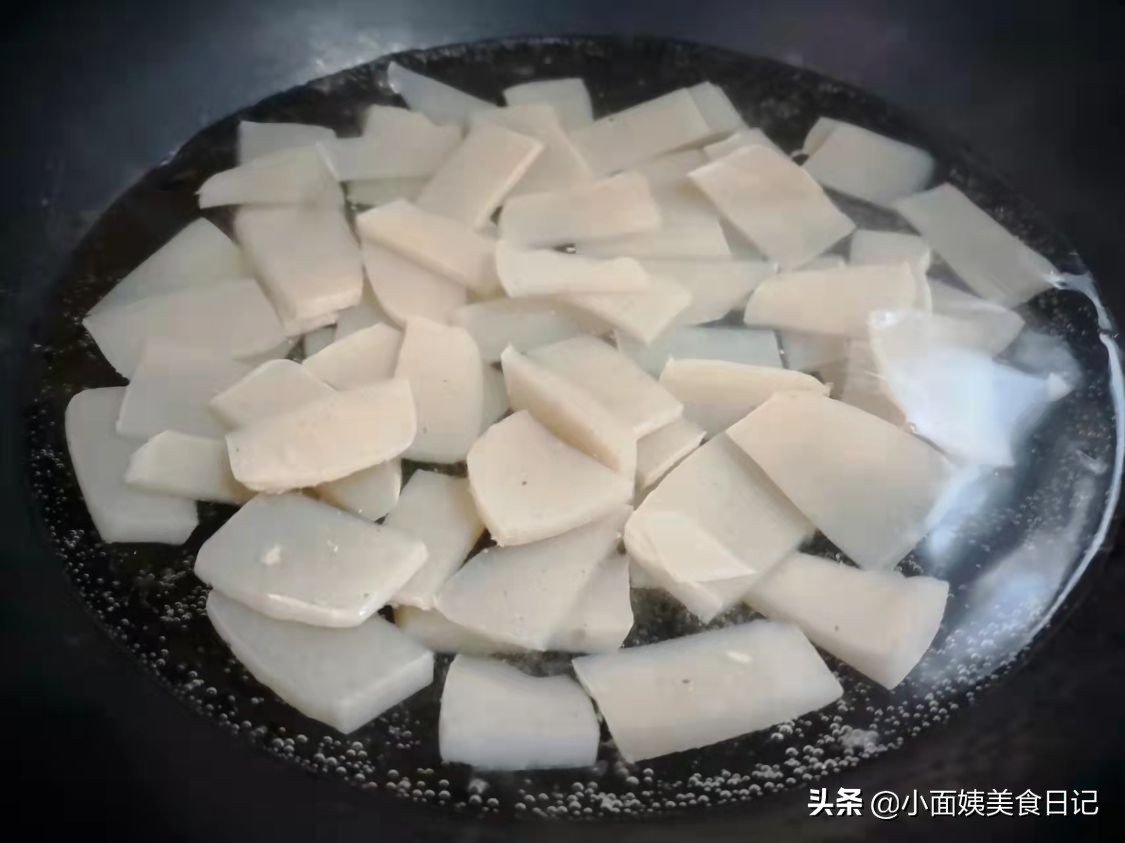 魔芋豆腐这种家常做法，不放肉也很香，好吃又下饭，比肉还香