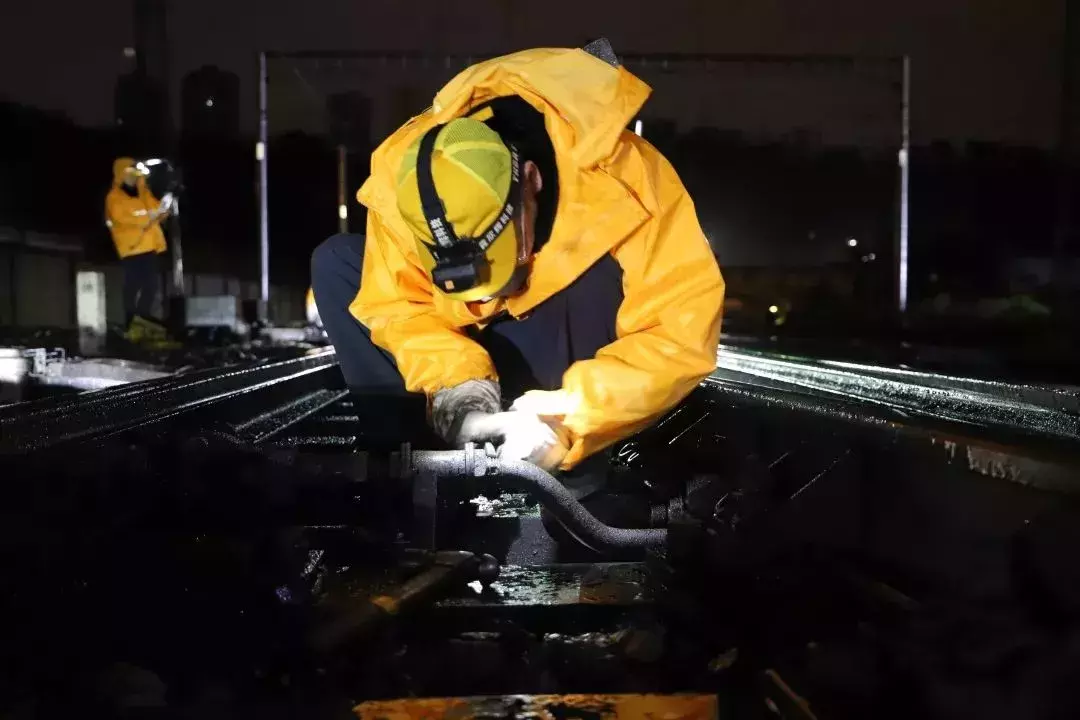 雨夜奋战！渝怀线首场集中修！