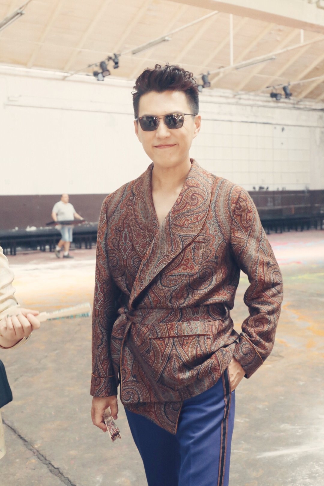 米兰现在很成熟(靳东米兰展成熟男人风采,围裹式西装显儒雅绅士,一点