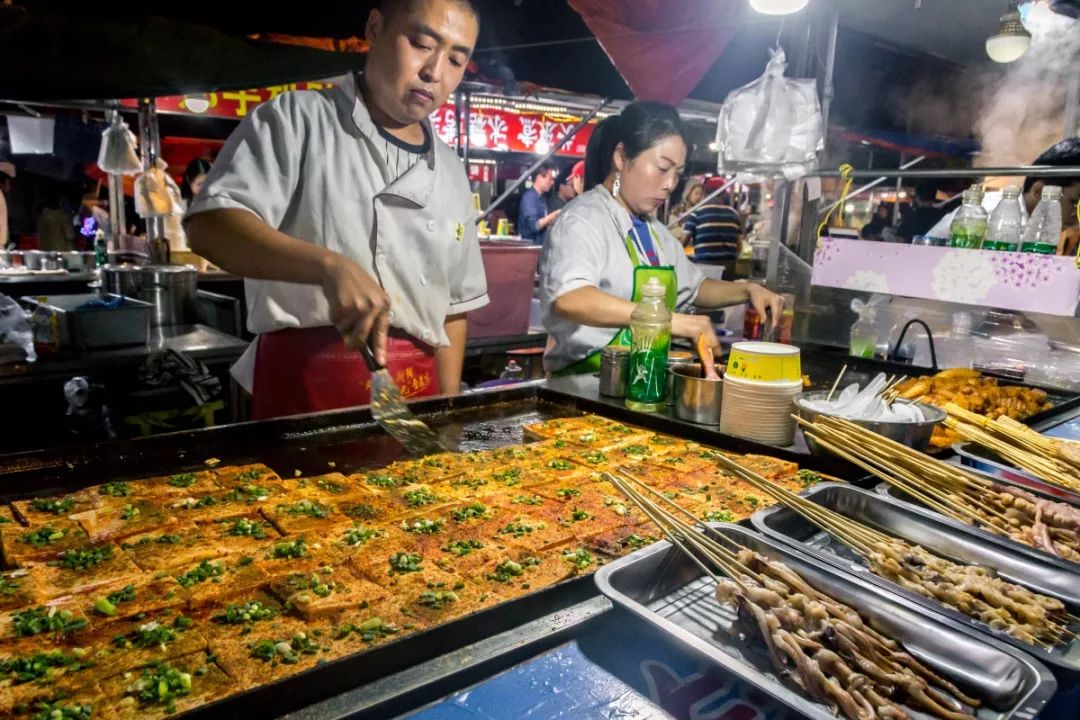 南京高校后街Battle战，一街更比一街香